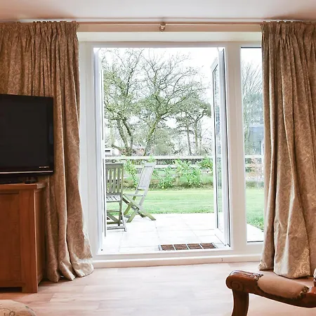 בית נופש Delamere House- The Snug *